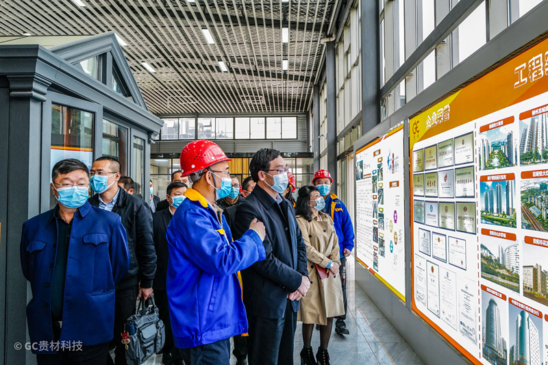 施波：貴州省工商聯(lián)副主席   徐紅：貴陽(yáng)市委常委、市委統(tǒng)戰(zhàn)部部長(zhǎng)