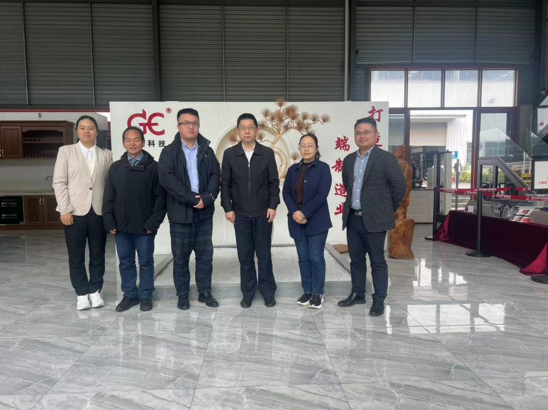 彭劍鳴：貴州省人民檢察院副檢察長(zhǎng)、檢察委員會(huì)委員、致公黨貴州省委會(huì)副主委
